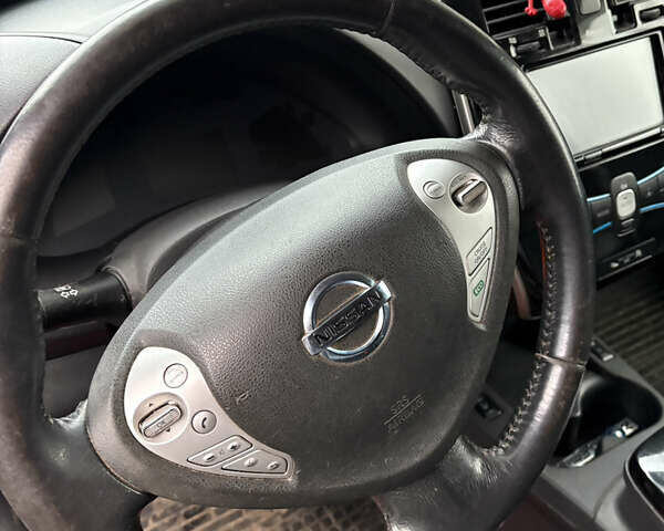 Белый Ниссан Лиф, объемом двигателя 0 л и пробегом 220 тыс. км за 5200 $, фото 19 на Automoto.ua