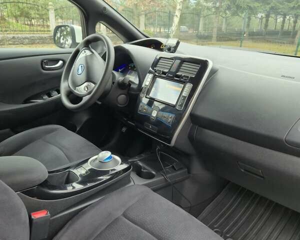 Белый Ниссан Лиф, объемом двигателя 0 л и пробегом 73 тыс. км за 5900 $, фото 16 на Automoto.ua