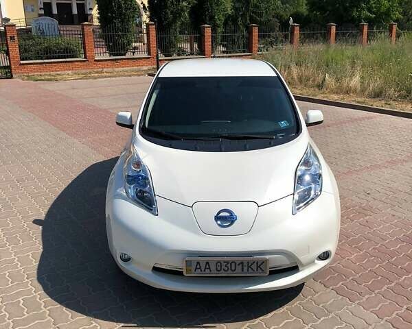 Белый Ниссан Лиф, объемом двигателя 0 л и пробегом 155 тыс. км за 10100 $, фото 4 на Automoto.ua