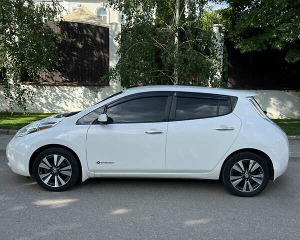 Белый Ниссан Лиф, объемом двигателя 0 л и пробегом 155 тыс. км за 7800 $, фото 1 на Automoto.ua