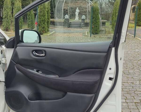 Белый Ниссан Лиф, объемом двигателя 0 л и пробегом 73 тыс. км за 5900 $, фото 27 на Automoto.ua