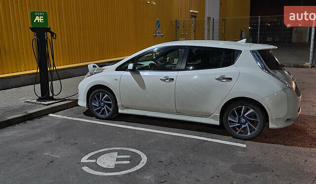 Белый Ниссан Лиф, объемом двигателя 0 л и пробегом 111 тыс. км за 7500 $, фото 2 на Automoto.ua