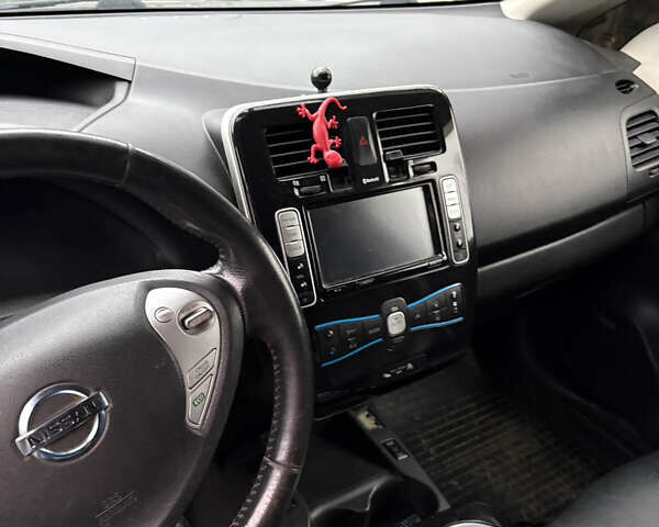 Белый Ниссан Лиф, объемом двигателя 0 л и пробегом 220 тыс. км за 5200 $, фото 13 на Automoto.ua