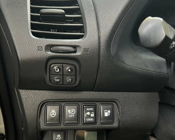 Белый Ниссан Лиф, объемом двигателя 0 л и пробегом 264 тыс. км за 4500 $, фото 18 на Automoto.ua