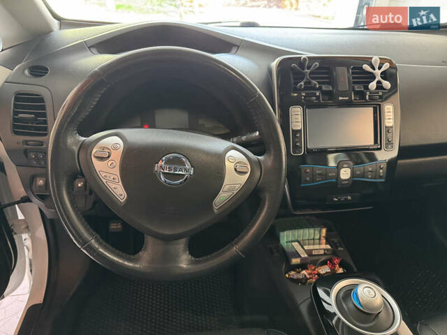 Білий Ніссан Ліф, об'ємом двигуна 0 л та пробігом 93 тис. км за 7900 $, фото 40 на Automoto.ua