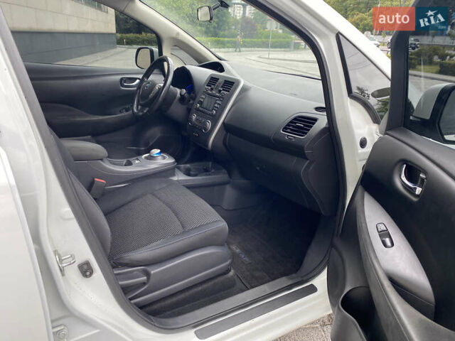 Белый Ниссан Лиф, объемом двигателя 0 л и пробегом 139 тыс. км за 7500 $, фото 9 на Automoto.ua