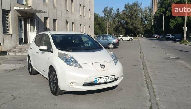 Белый Ниссан Лиф, объемом двигателя 0 л и пробегом 126 тыс. км за 10000 $, фото 5 на Automoto.ua