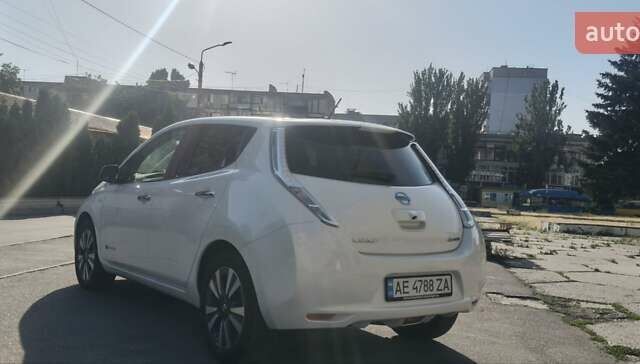 Белый Ниссан Лиф, объемом двигателя 0 л и пробегом 126 тыс. км за 10000 $, фото 2 на Automoto.ua