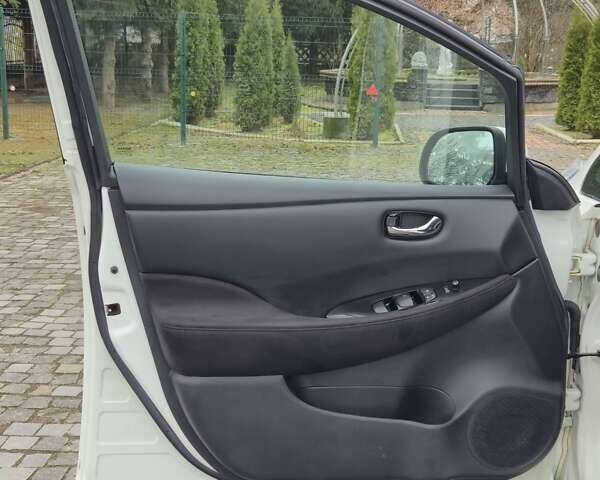 Белый Ниссан Лиф, объемом двигателя 0 л и пробегом 73 тыс. км за 5900 $, фото 29 на Automoto.ua