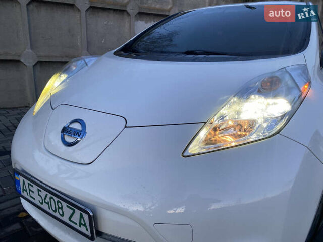 Белый Ниссан Лиф, объемом двигателя 0 л и пробегом 102 тыс. км за 6990 $, фото 10 на Automoto.ua