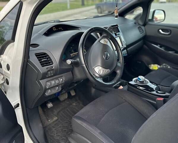 Білий Ніссан Ліф, об'ємом двигуна 0 л та пробігом 156 тис. км за 6899 $, фото 17 на Automoto.ua