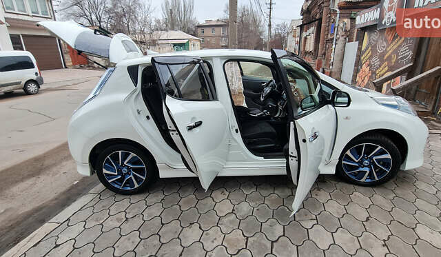 Белый Ниссан Лиф, объемом двигателя 0 л и пробегом 111 тыс. км за 7500 $, фото 9 на Automoto.ua