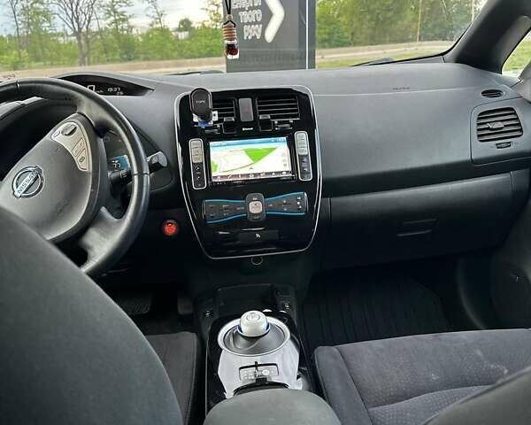 Білий Ніссан Ліф, об'ємом двигуна 0 л та пробігом 156 тис. км за 6899 $, фото 21 на Automoto.ua