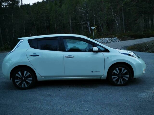 Белый Ниссан Лиф, объемом двигателя 0 л и пробегом 50 тыс. км за 4700 $, фото 7 на Automoto.ua