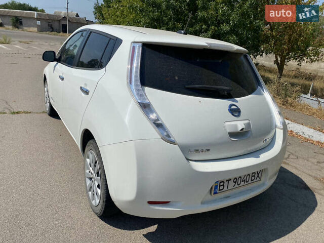 Белый Ниссан Лиф, объемом двигателя 0 л и пробегом 89 тыс. км за 9000 $, фото 7 на Automoto.ua