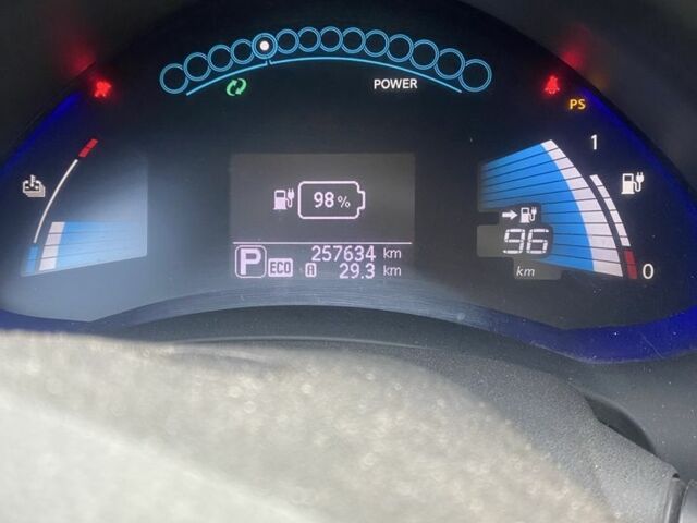 Белый Ниссан Лиф, объемом двигателя 0 л и пробегом 258 тыс. км за 5500 $, фото 4 на Automoto.ua