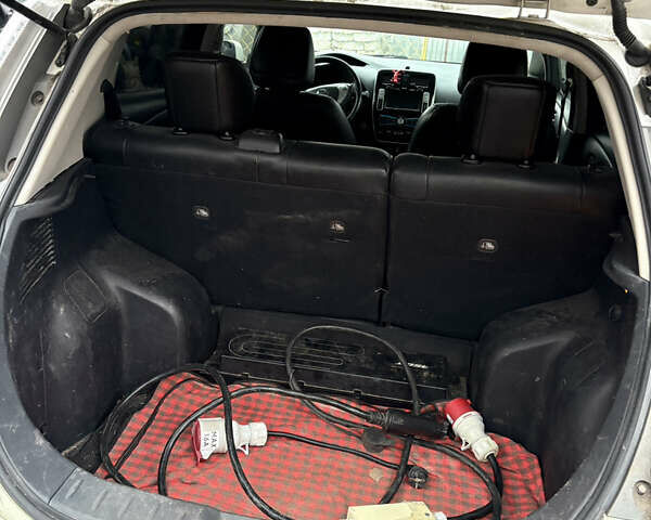 Белый Ниссан Лиф, объемом двигателя 0 л и пробегом 220 тыс. км за 5200 $, фото 3 на Automoto.ua