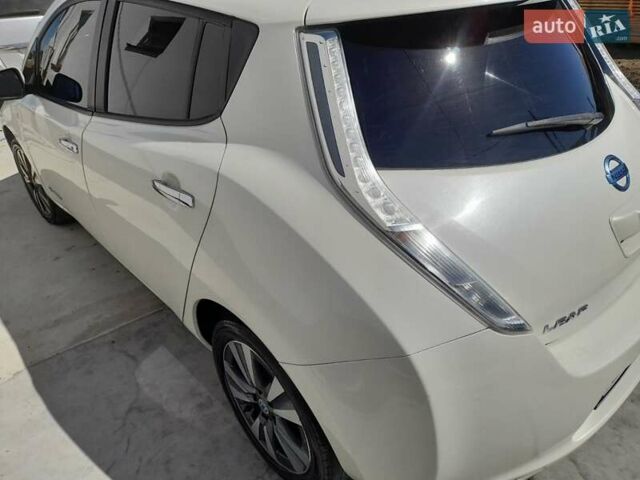 Белый Ниссан Лиф, объемом двигателя 0 л и пробегом 99 тыс. км за 7200 $, фото 4 на Automoto.ua