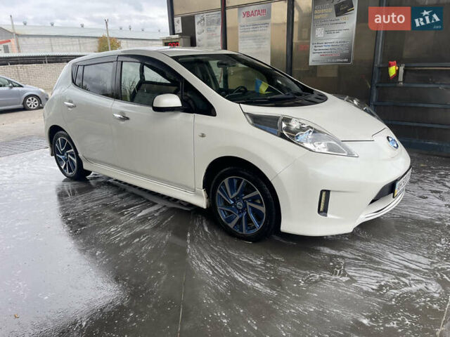 Белый Ниссан Лиф, объемом двигателя 0 л и пробегом 111 тыс. км за 7500 $, фото 12 на Automoto.ua