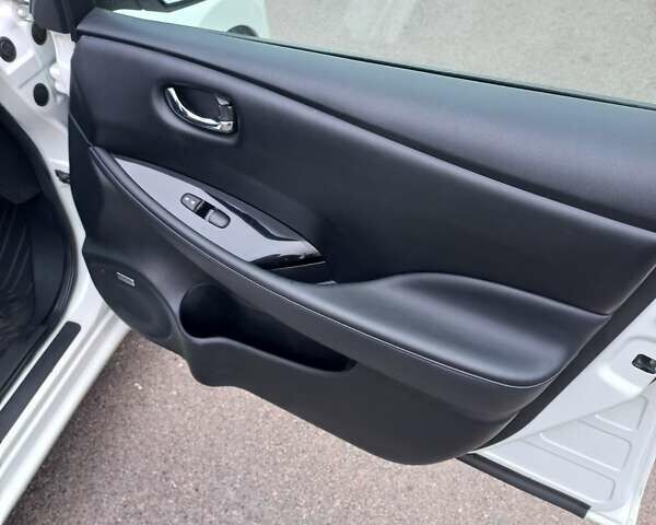 Белый Ниссан Лиф, объемом двигателя 0 л и пробегом 41 тыс. км за 8659 $, фото 46 на Automoto.ua