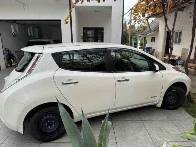 Белый Ниссан Лиф, объемом двигателя 0 л и пробегом 178 тыс. км за 6000 $, фото 2 на Automoto.ua