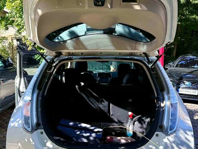 Белый Ниссан Лиф, объемом двигателя 0 л и пробегом 82 тыс. км за 9900 $, фото 4 на Automoto.ua