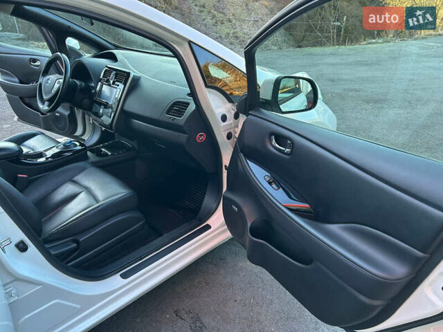 Белый Ниссан Лиф, объемом двигателя 0 л и пробегом 94 тыс. км за 5000 $, фото 9 на Automoto.ua