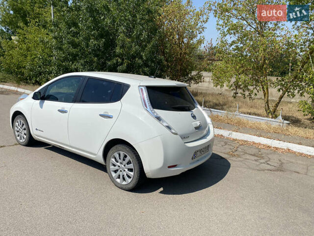 Белый Ниссан Лиф, объемом двигателя 0 л и пробегом 89 тыс. км за 9000 $, фото 12 на Automoto.ua