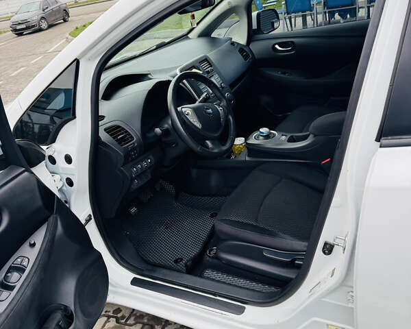 Белый Ниссан Лиф, объемом двигателя 0 л и пробегом 126 тыс. км за 6500 $, фото 5 на Automoto.ua