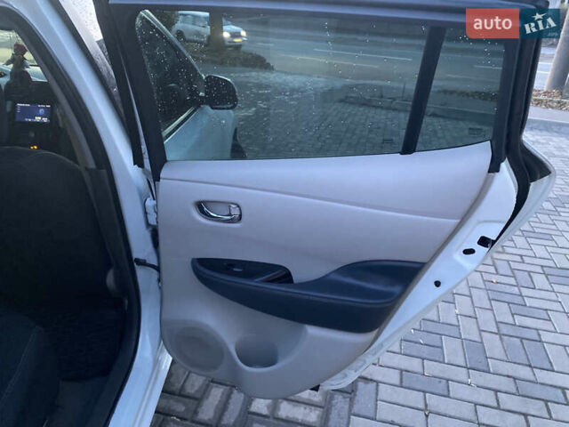 Белый Ниссан Лиф, объемом двигателя 0 л и пробегом 102 тыс. км за 6990 $, фото 19 на Automoto.ua