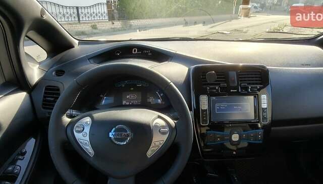 Белый Ниссан Лиф, объемом двигателя 0 л и пробегом 126 тыс. км за 10000 $, фото 7 на Automoto.ua