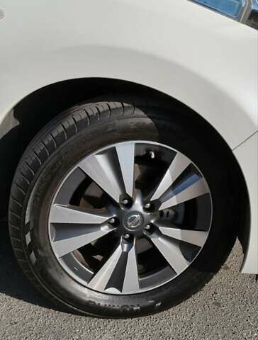 Белый Ниссан Лиф, объемом двигателя 0 л и пробегом 126 тыс. км за 10000 $, фото 12 на Automoto.ua