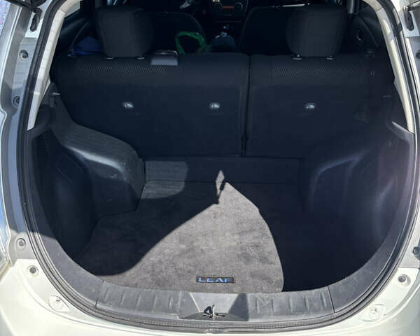 Білий Ніссан Ліф, об'ємом двигуна 0 л та пробігом 114 тис. км за 6999 $, фото 9 на Automoto.ua