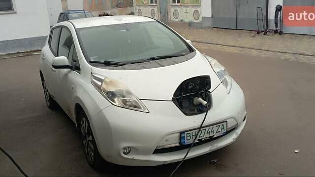 Белый Ниссан Лиф, объемом двигателя 0 л и пробегом 196 тыс. км за 7200 $, фото 9 на Automoto.ua