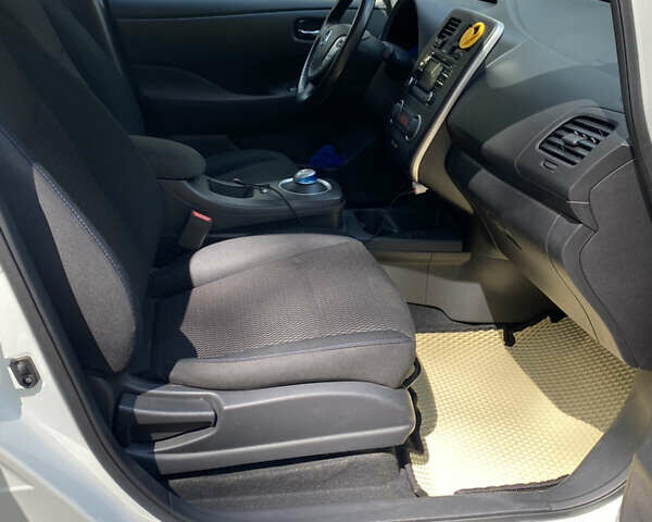 Белый Ниссан Лиф, объемом двигателя 0 л и пробегом 60 тыс. км за 8200 $, фото 6 на Automoto.ua