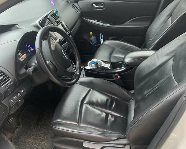 Белый Ниссан Лиф, объемом двигателя 0 л и пробегом 170 тыс. км за 7500 $, фото 5 на Automoto.ua