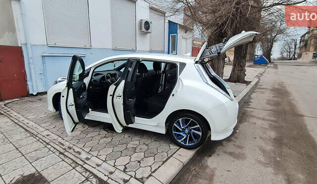 Белый Ниссан Лиф, объемом двигателя 0 л и пробегом 111 тыс. км за 7500 $, фото 5 на Automoto.ua