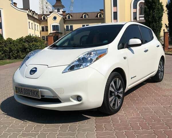 Белый Ниссан Лиф, объемом двигателя 0 л и пробегом 155 тыс. км за 10100 $, фото 6 на Automoto.ua