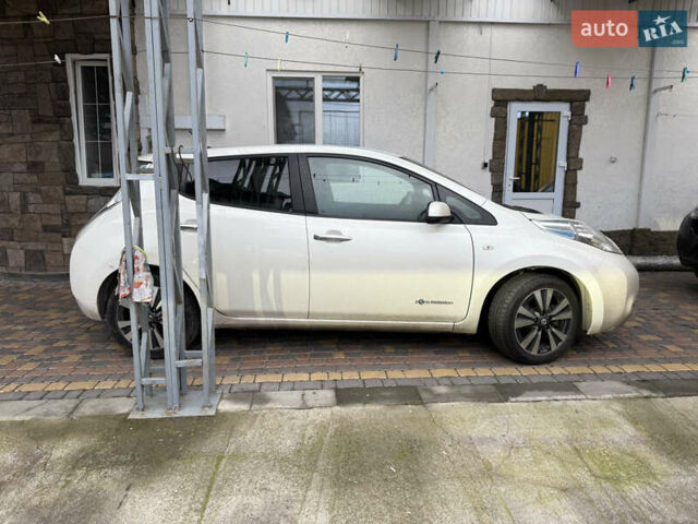 Белый Ниссан Лиф, объемом двигателя 0 л и пробегом 103 тыс. км за 7590 $, фото 8 на Automoto.ua