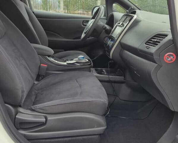 Белый Ниссан Лиф, объемом двигателя 0 л и пробегом 73 тыс. км за 5900 $, фото 5 на Automoto.ua