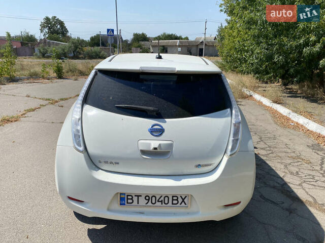 Белый Ниссан Лиф, объемом двигателя 0 л и пробегом 89 тыс. км за 9000 $, фото 11 на Automoto.ua