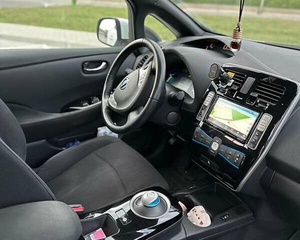 Білий Ніссан Ліф, об'ємом двигуна 0 л та пробігом 156 тис. км за 6899 $, фото 22 на Automoto.ua