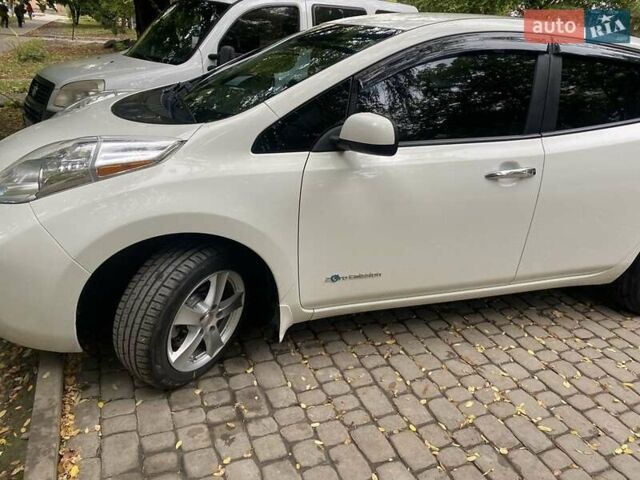 Белый Ниссан Лиф, объемом двигателя 0 л и пробегом 101 тыс. км за 7300 $, фото 4 на Automoto.ua