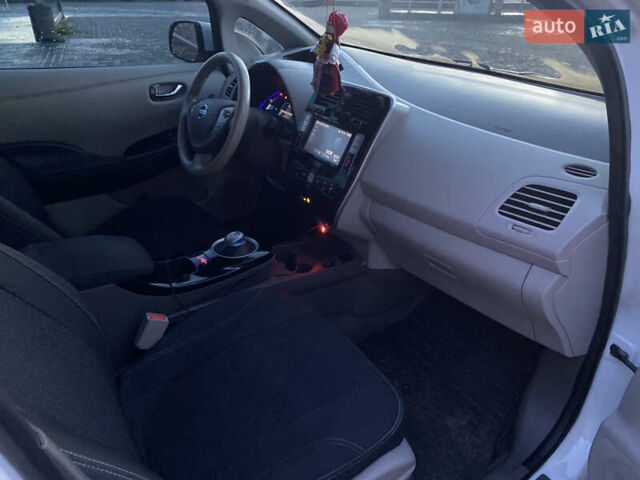 Белый Ниссан Лиф, объемом двигателя 0 л и пробегом 102 тыс. км за 6990 $, фото 14 на Automoto.ua