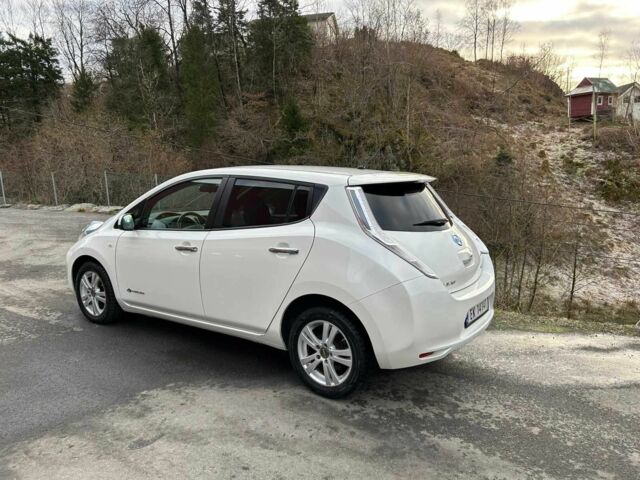 Білий Ніссан Ліф, об'ємом двигуна 0 л та пробігом 94 тис. км за 4750 $, фото 3 на Automoto.ua