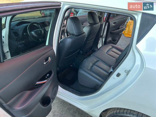 Белый Ниссан Лиф, объемом двигателя 0 л и пробегом 94 тыс. км за 5000 $, фото 7 на Automoto.ua