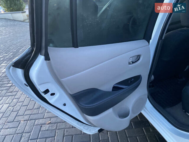 Белый Ниссан Лиф, объемом двигателя 0 л и пробегом 102 тыс. км за 6990 $, фото 16 на Automoto.ua