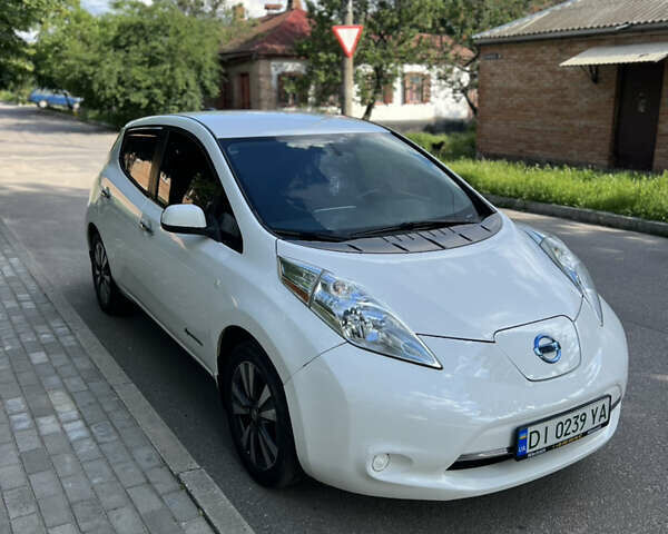 Белый Ниссан Лиф, объемом двигателя 0 л и пробегом 155 тыс. км за 7800 $, фото 5 на Automoto.ua