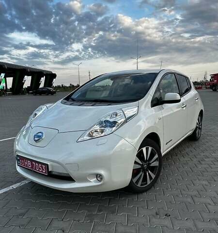 Білий Ніссан Ліф, об'ємом двигуна 0 л та пробігом 156 тис. км за 6899 $, фото 2 на Automoto.ua