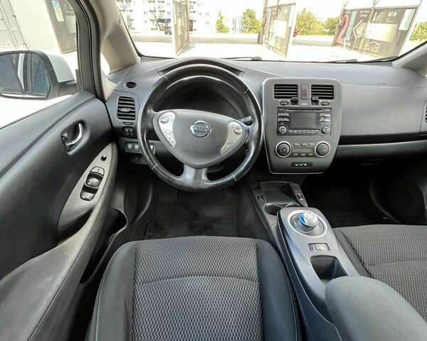 Білий Ніссан Ліф, об'ємом двигуна 0 л та пробігом 119 тис. км за 7499 $, фото 9 на Automoto.ua